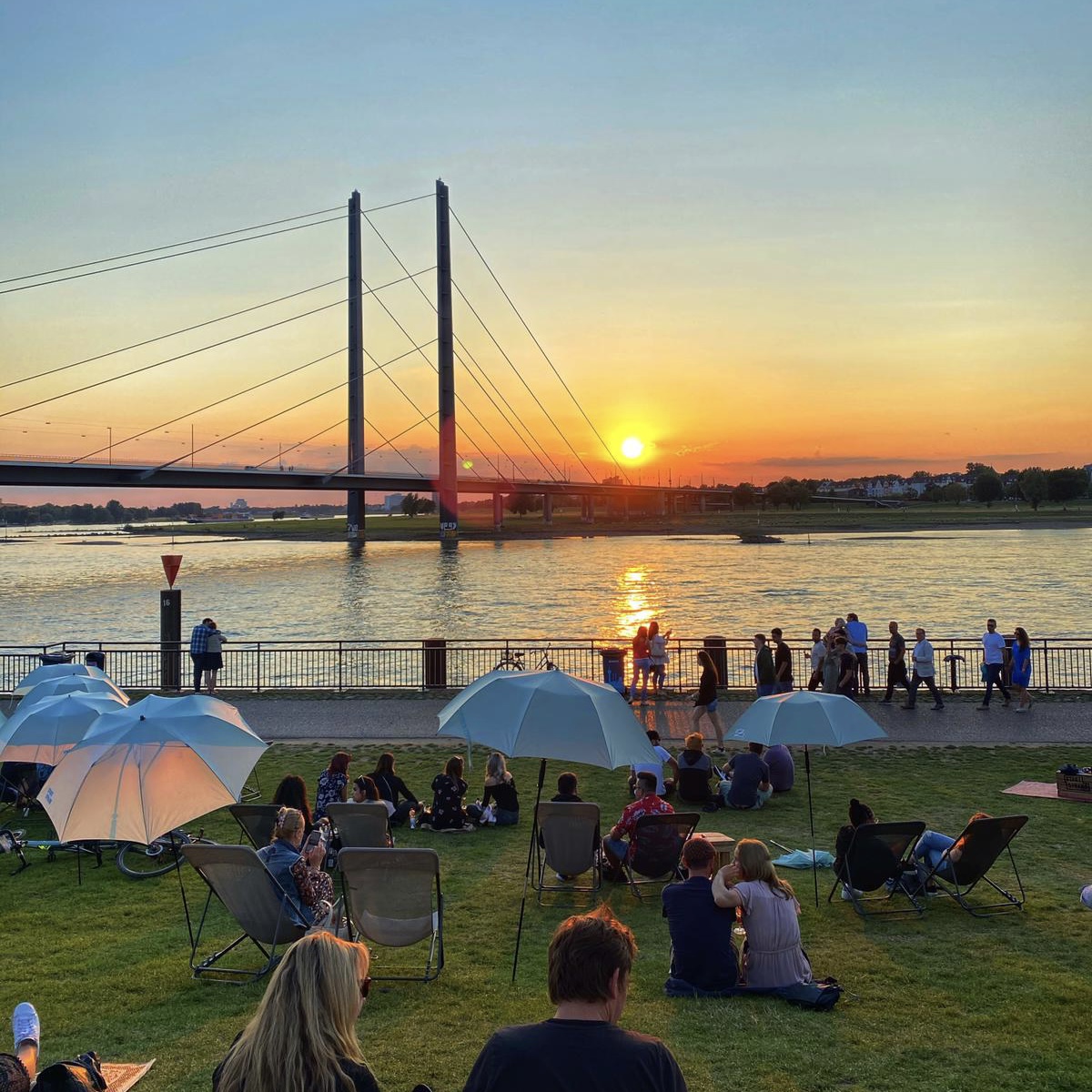 Abendstimmung am Stadtstrand an der Rheinkniebrücke